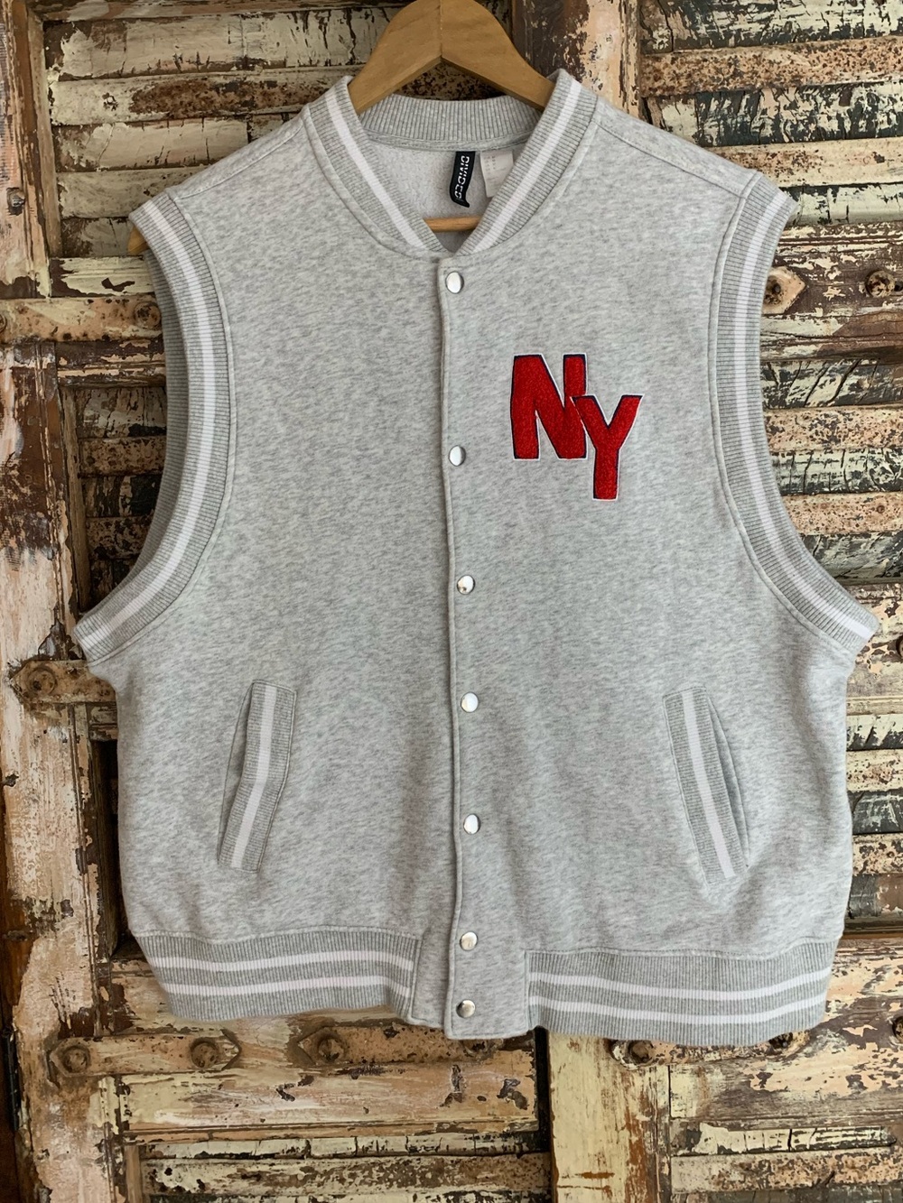 H&M Divided Varsity NY New York Grey Sleeveless Vest Snap-Up Oversized, Fleece M